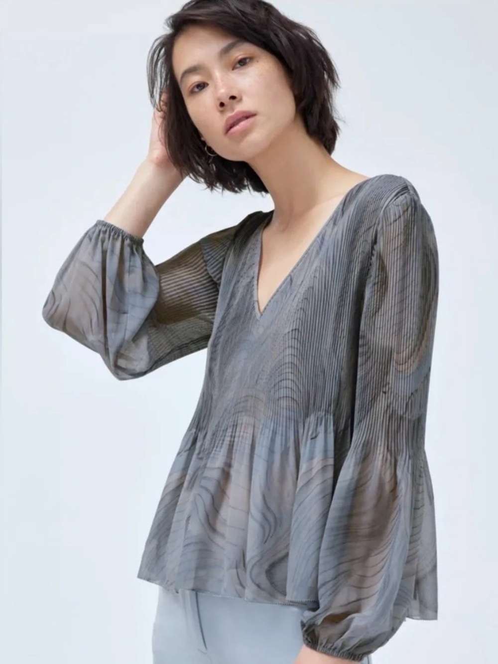 Aritzia | Wilfred Daydreamer V-Neck Pleated Blouse Gray Abstract L Lined